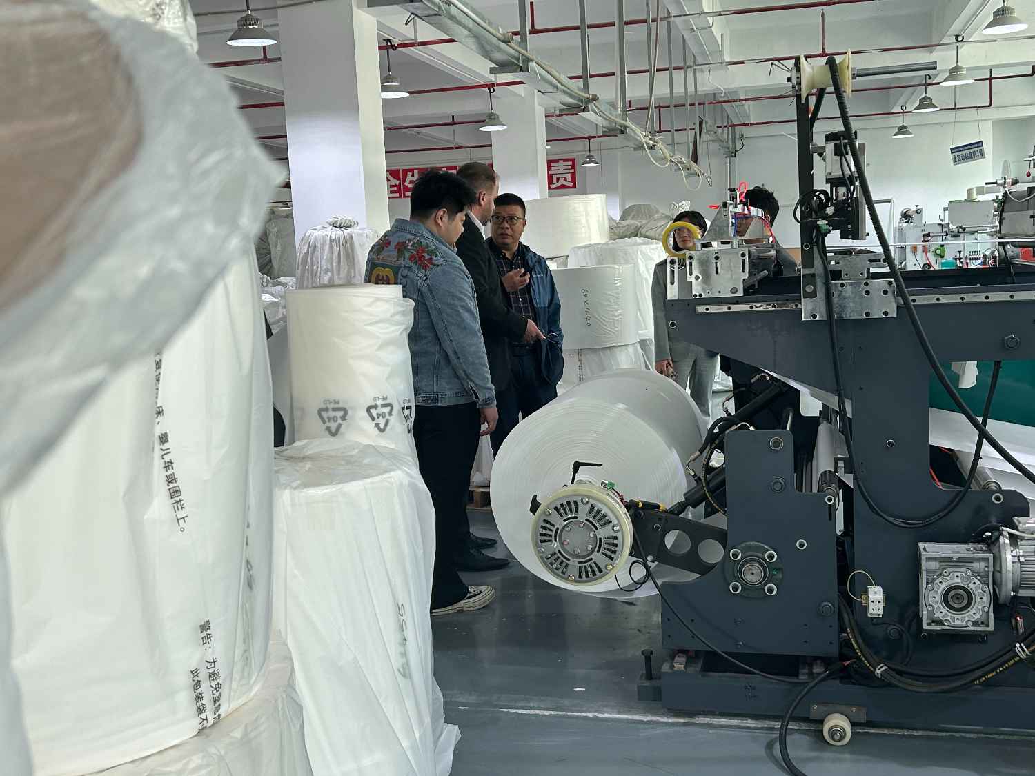 國際合作伙伴深度考察，共謀發展 —— 外國客戶訪問久信達科技生產車間(圖4)