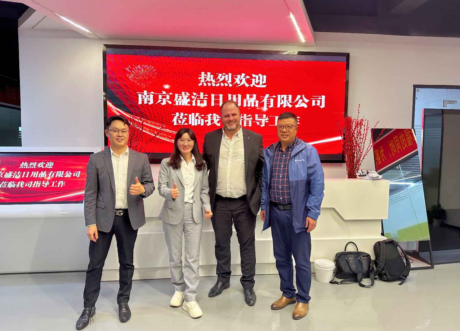 國際合作伙伴深度考察，共謀發展 —— 外國客戶訪問久信達科技生產車間(圖1)